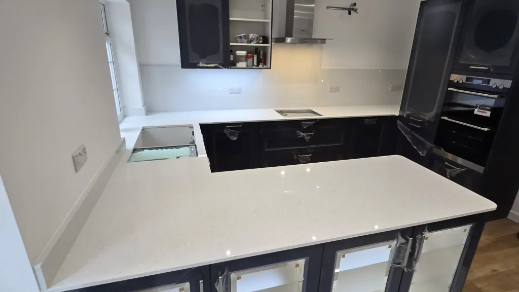 Kitchen with BQS snowflake mirrorlux quartz worktops