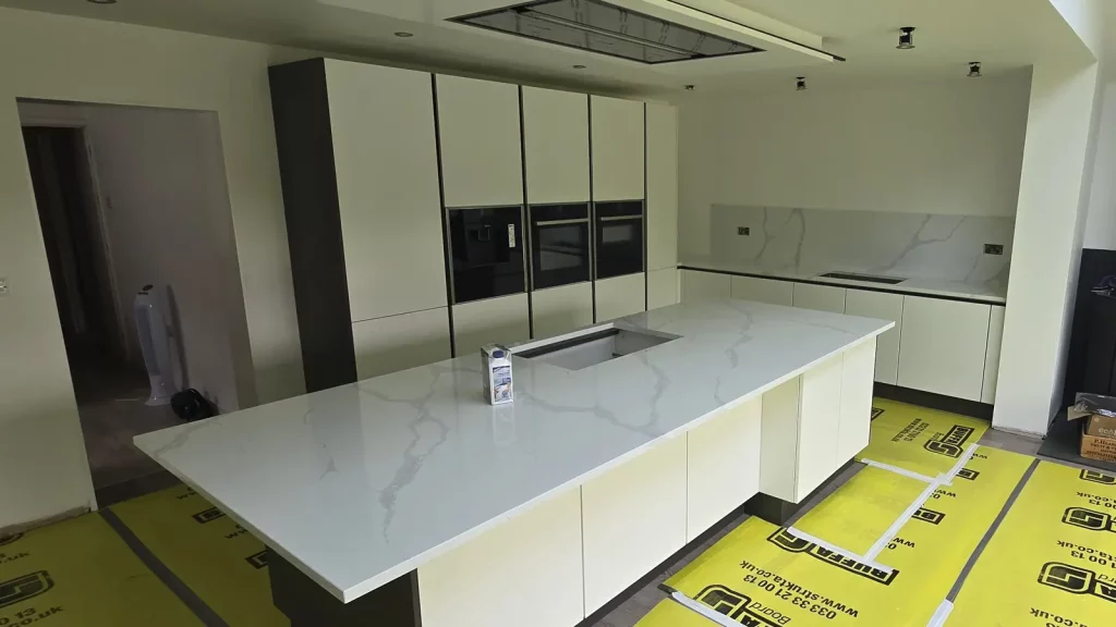 Kitchen with CQ Calacatta Grey quartz worktops
