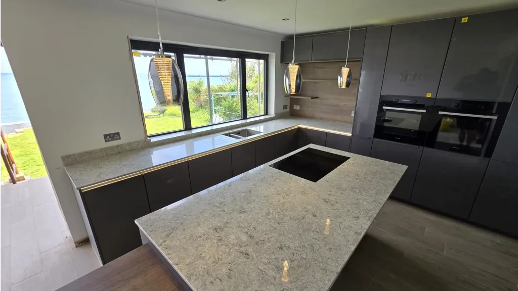Kitchen with CQ Fiji Quartz worktops