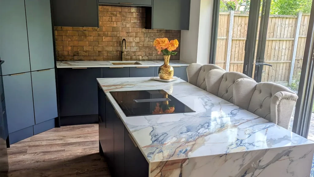 Kitchen with CQ Horizon abstratica quartz worktops